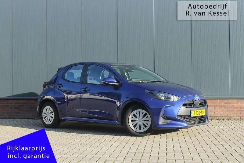 Blauw Gebruikt 2023 Toyota Yaris Hybrid Active Hatchback | € 19.740 (Goede deal) - Afbeelding 1/4