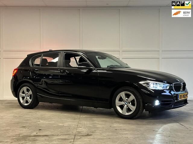 Zwart Gebruikt 2019 BMW 116 Sport Line Hatchback | € 9.950 (Super prijs) - Afbeelding 1/4
