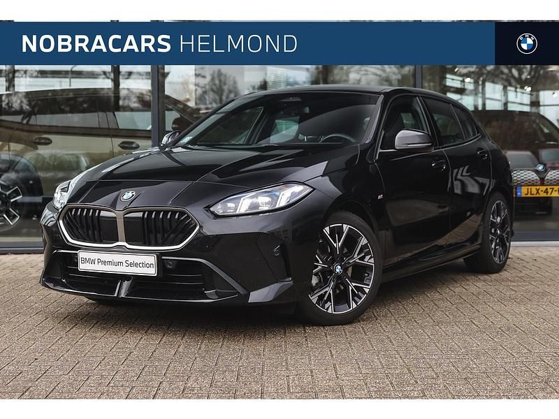 Zwart Occasion 2024 BMW 120 Comfort Edition Hatchback | € 34.950 (Eerlijke prijs) - Afbeelding 1/4