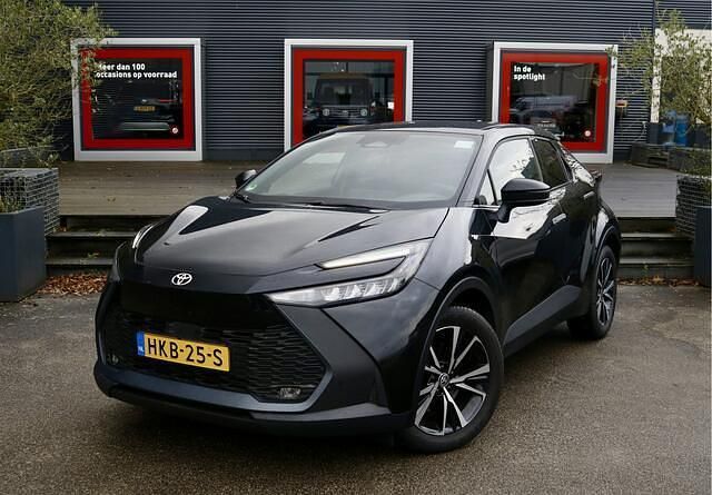 Zwart Occasion 2025 Toyota C-HR SUV | € 36.750 (Super prijs) - Afbeelding 1/4