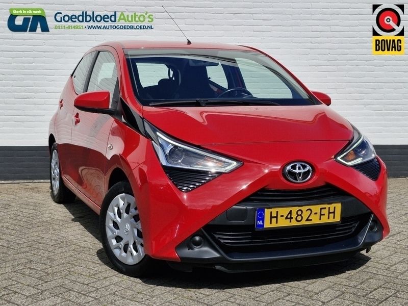 Rood Gebruikt 2020 Toyota Aygo X-play Hatchback | € 13.950 (Eerlijke prijs) - Afbeelding 1/3