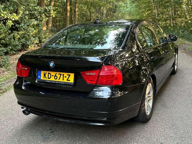 Zwart Gebruikt 2009 BMW 318 M Sport Sedan | € 5.940 (Eerlijke prijs) - Afbeelding 1/4