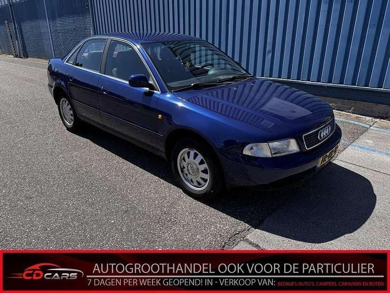 Blauw, metallic lak Gebruikt 1998 Audi A4 Sedan | € 950 (Eerlijke prijs) - Afbeelding 1/4