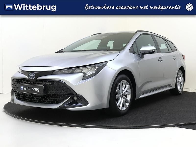 Grijs Gebruikt 2023 Toyota Corolla Hybrid Active Stationwagen | € 24.925 - Afbeelding 1/3