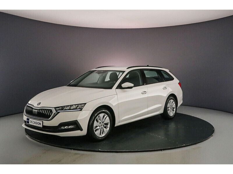 Candy white Gebruikt 2024 Skoda Octavia Business Line Stationwagen | € 31.900 (Iets duurder) - Afbeelding 1/4
