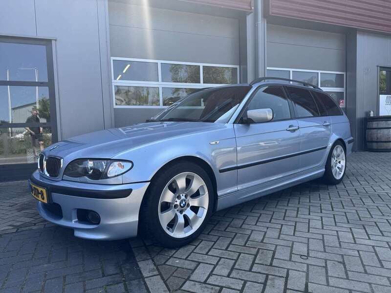Grijs Gebruikt 2002 BMW 330 Stationwagen | € 5.500 (Iets duurder) - Afbeelding 1/4