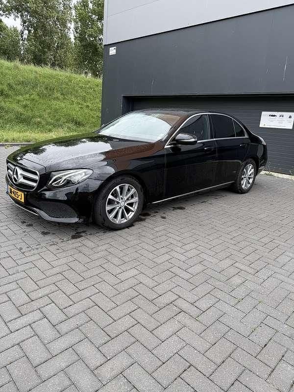 Zwart Gebruikt 2016 Mercedes E220 Edition Sedan | € 16.999 (Goede deal) - Afbeelding 1/4