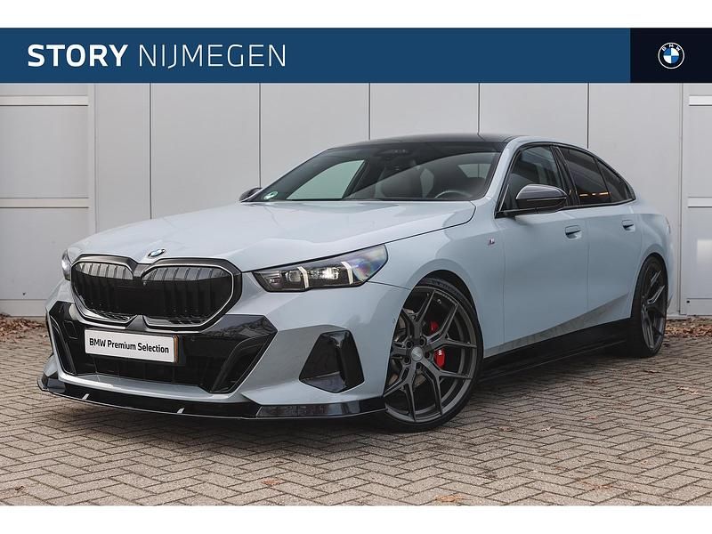 Grijs (metallic) Occasion 2024 BMW 520 M Sport Sedan | € 57.950 (Eerlijke prijs) - Afbeelding 1/4