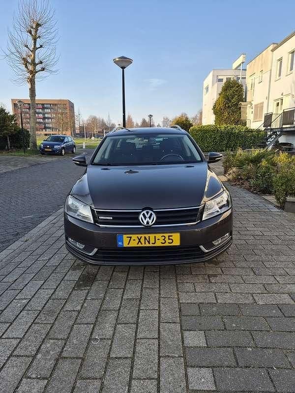 Bruin Occasion 2014 VW Passat Stationwagen | € 5.500 (Goede deal) - Afbeelding 1/4