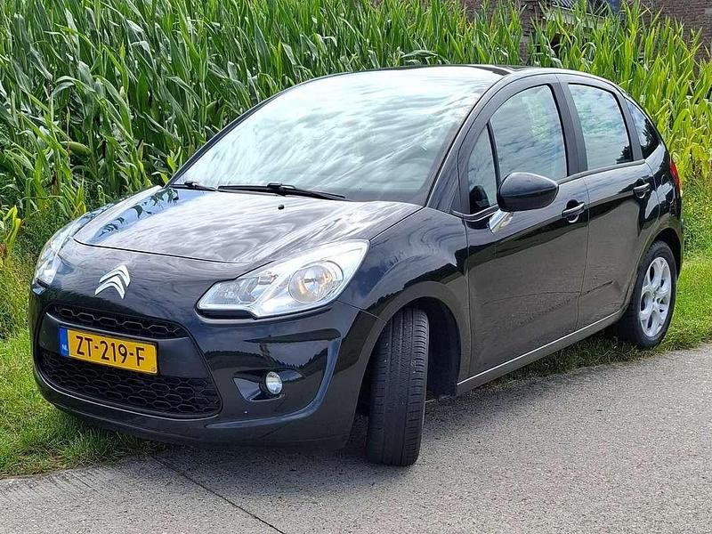Zwart Occasion 2010 Citroën C3 Dynamique Hatchback | € 3.750 (Eerlijke prijs) - Afbeelding 1/4