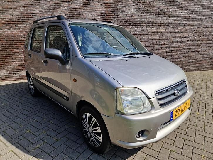 Grijs (metallic) Gebruikt 2004 Suzuki Wagon R+ GLX MPV | € 1.595 (Eerlijke prijs) - Afbeelding 1/4