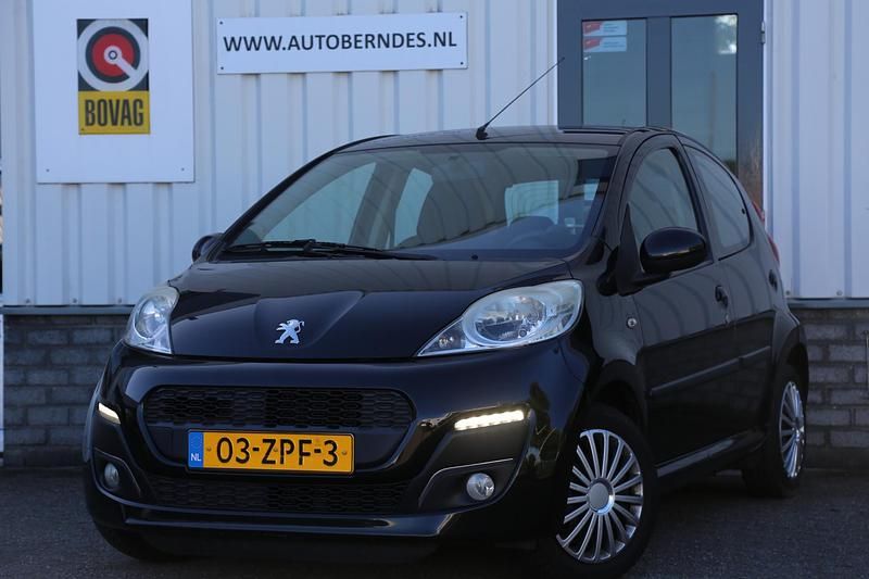 Zwart Gebruikt 2013 Peugeot 107 Active Hatchback | € 2.650 (Eerlijke prijs) - Afbeelding 1/4
