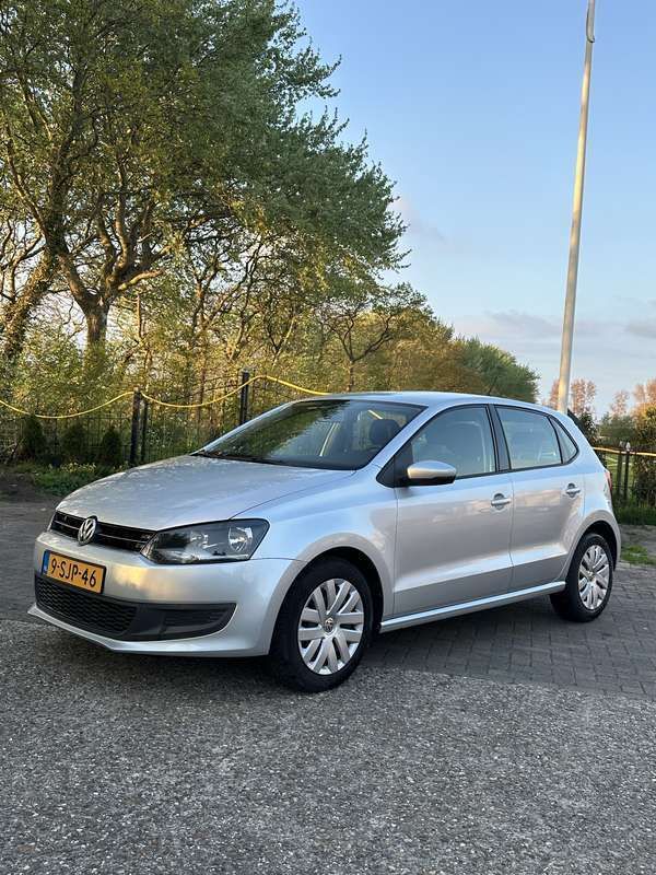 Zilver Gebruikt 2013 VW Polo Comfortline Sedan | € 7.000 (Eerlijke prijs) - Afbeelding 1/4
