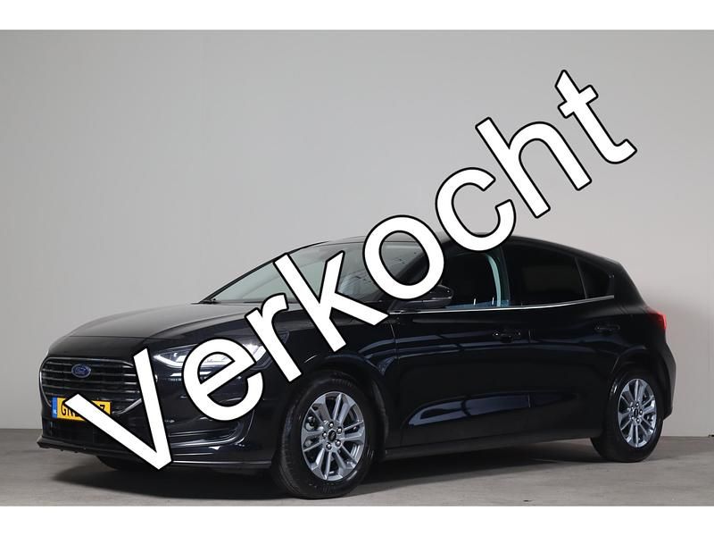 Zwart (metallic) Occasion 2024 Ford Focus Titanium Hatchback | € 20.650 (Super prijs) - Afbeelding 1/4