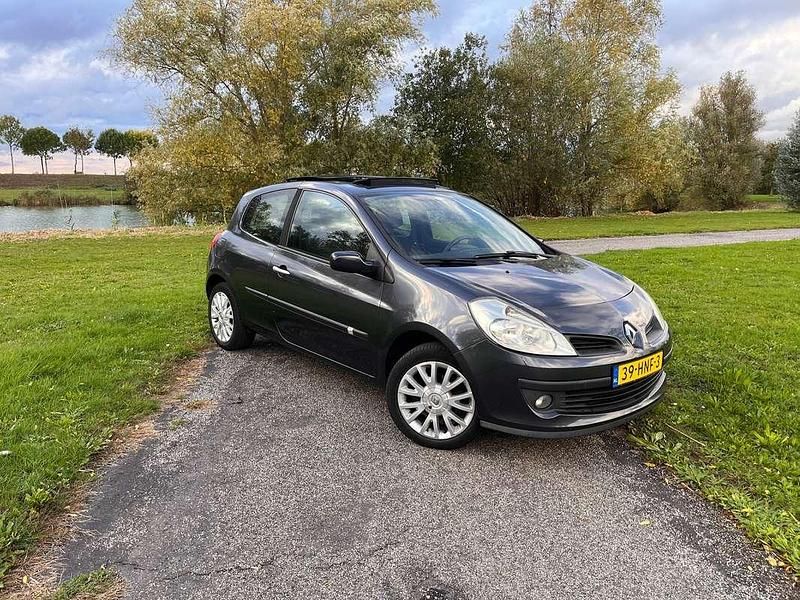 Grijs Gebruikt 2009 Renault Clio II Dynamique Hatchback | € 1.500 (Goede deal) - Afbeelding 1/4