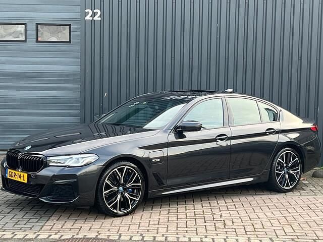 Grijs Occasion 2023 BMW 530e M Sport Sedan | € 41.750 (Goede deal) - Afbeelding 1/4