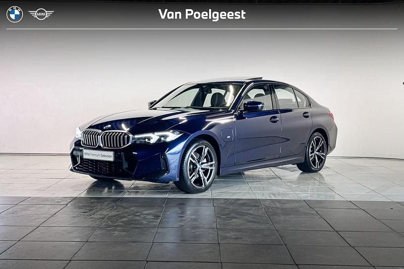 Blauw Gebruikt 2024 BMW 320e M Sport Sedan | € 42.995 (Eerlijke prijs) - Afbeelding 1/4