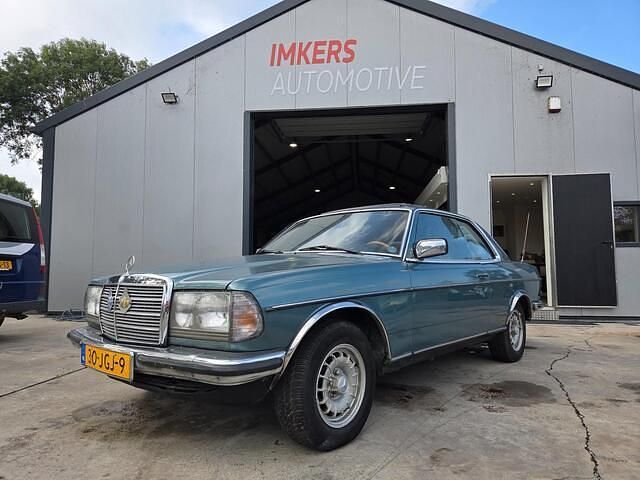 Groen Gebruikt 1982 Mercedes 230 | € 4.650 - Afbeelding 1/4