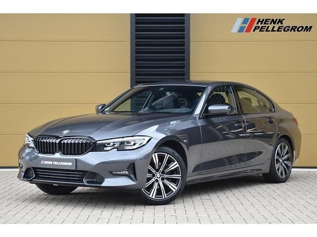 Grijs Gebruikt 2021 BMW 318 Executive Sedan | € 24.950 (Goede deal) - Afbeelding 1/4