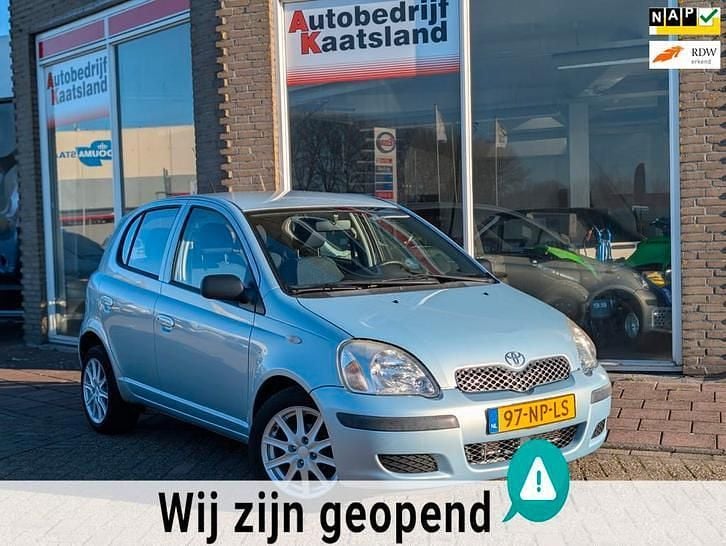Blauw (metallic) Occasion 2004 Toyota Yaris Hatchback | € 1.748 (Eerlijke prijs) - Afbeelding 1/4