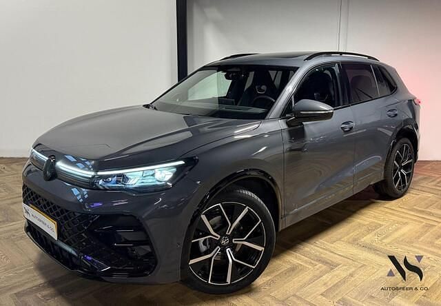 Grijs Gebruikt 2024 VW Tiguan R-line Edition SUV | € 49.940 (Duur) - Afbeelding 1/4