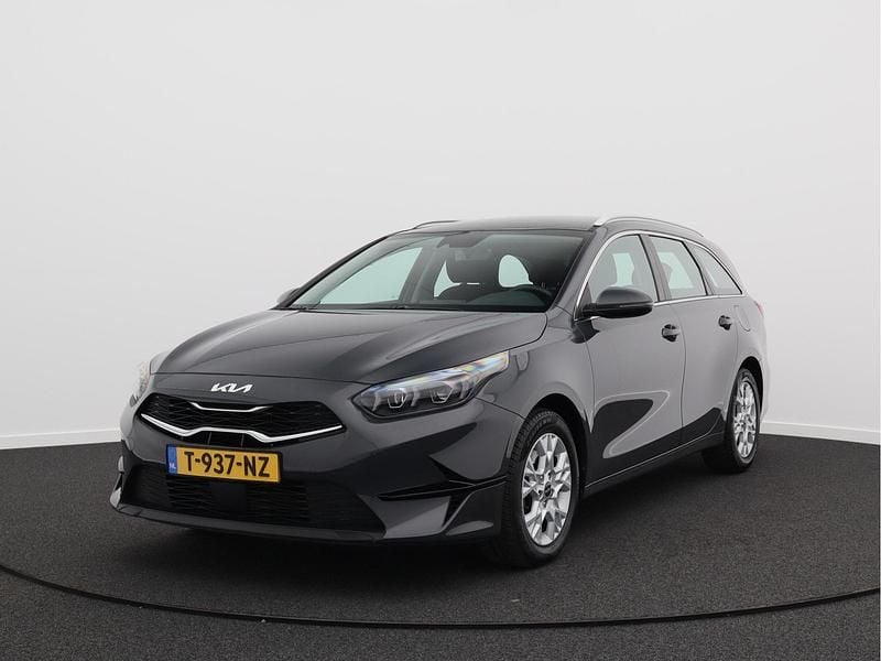 Grijs Occasion 2023 Kia Ceed Hatchback | € 20.450 (Goede deal) - Afbeelding 1/4
