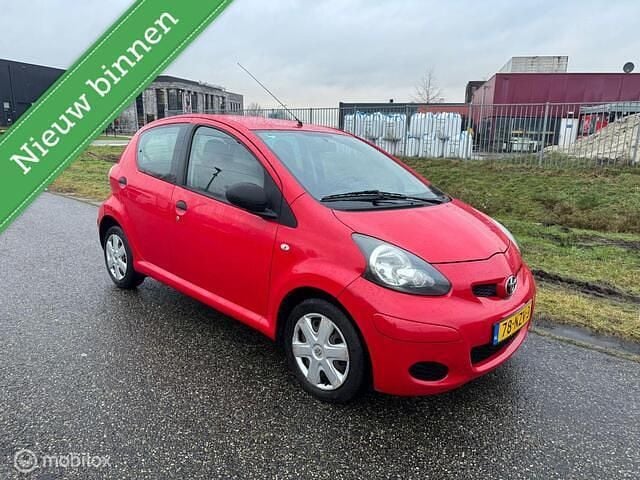 Rood Occasion 2011 Toyota Aygo Hatchback | € 3.500 (Eerlijke prijs) - Afbeelding 1/4