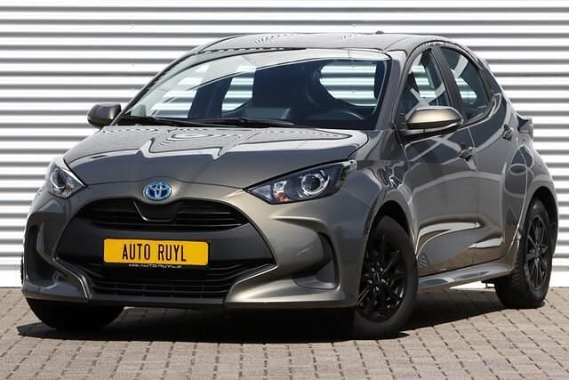 Groen, metallic lak Gebruikt 2024 Toyota Yaris Active Hatchback | € 22.845 (Eerlijke prijs) - Afbeelding 1/4