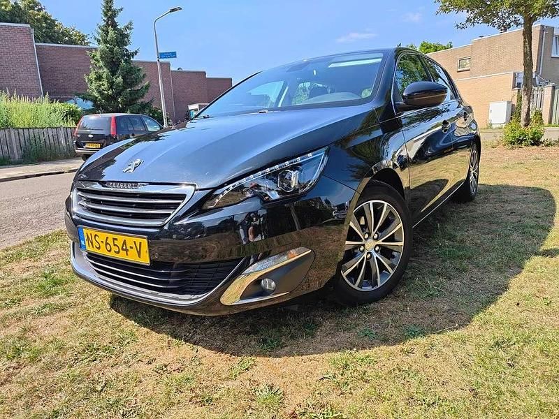 Zwart Gebruikt 2017 Peugeot 308 Allure Hatchback | € 6.995 (Eerlijke prijs) - Afbeelding 1/4