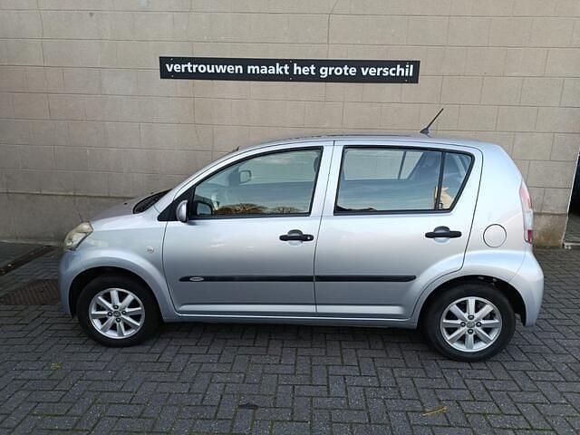 Grijs (metallic) Gebruikt 2006 Daihatsu Sirion Hatchback | € 3.500 (Duur) - Afbeelding 1/4