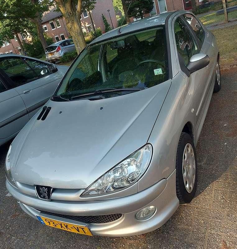 Zilver Gebruikt 2007 Peugeot 206 Forever Hatchback | € 2.500 (Eerlijke prijs) - Afbeelding 1/4