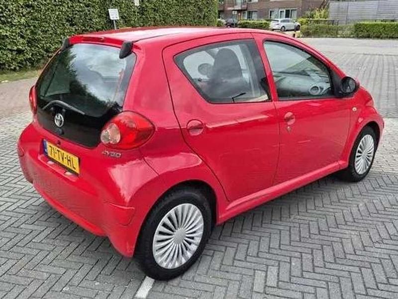 Occasion Toyota Aygo 68 PK (50 kW) 2007 Rood Hatchback