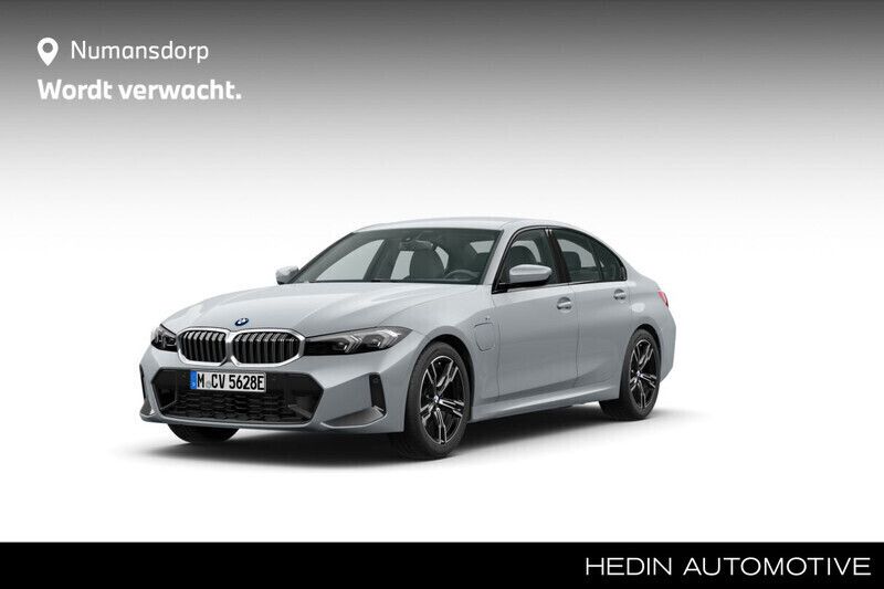Grijs Nieuw 2024 BMW 330e M Sport Sedan | € 64.226 (Super prijs) - Afbeelding 1/4