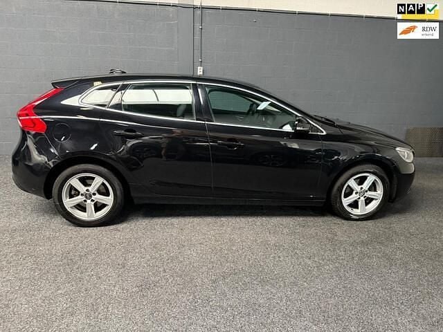 Zwart Gebruikt 2014 Volvo V40 Momentum Stationwagen | € 5.450 (Eerlijke prijs) - Afbeelding 1/4