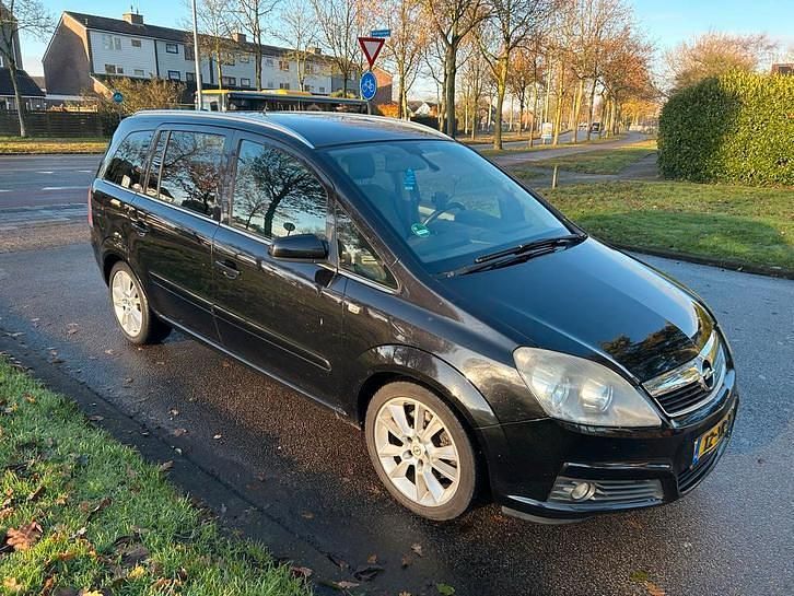 Zwart Gebruikt 2007 Opel Zafira Executive MPV | € 1.950 (Goede deal) - Afbeelding 1/4