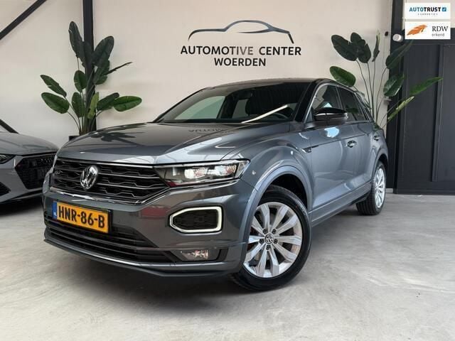 Grijs, metallic lak Gebruikt 2020 VW T-Roc Sport SUV | € 27.499 (Super prijs) - Afbeelding 1/4