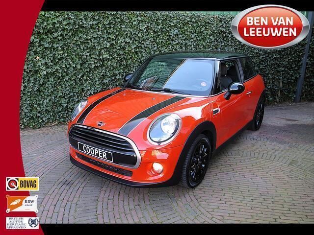 Oranje Gebruikt 2019 Mini Cooper Business Hatchback | € 17.950 (Iets duurder) - Afbeelding 1/4