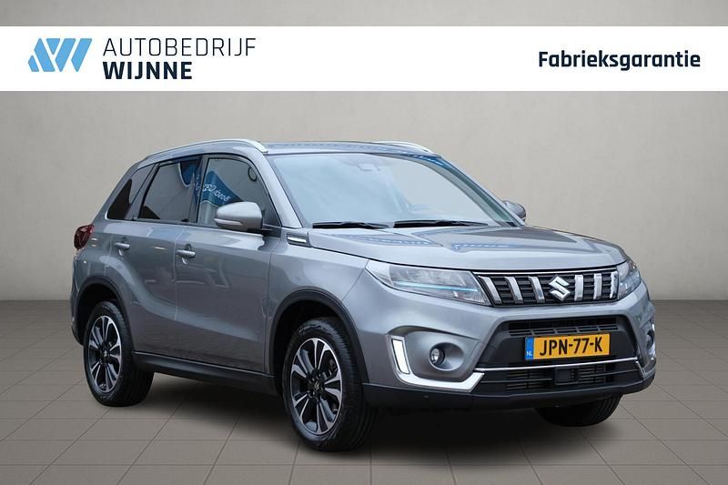 Grijs Occasion 2025 Suzuki Vitara Style SUV | € 27.430 (Eerlijke prijs) - Afbeelding 1/4