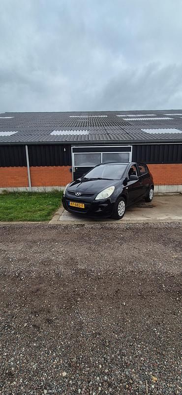Zwart (metallic) Gebruikt 2010 Hyundai i20 Edition Hatchback | € 2.650 (Super prijs) - Afbeelding 1/4
