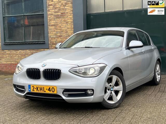 Grijs Gebruikt 2013 BMW 114 Sport Line Hatchback | € 6.450 (Eerlijke prijs) - Afbeelding 1/4