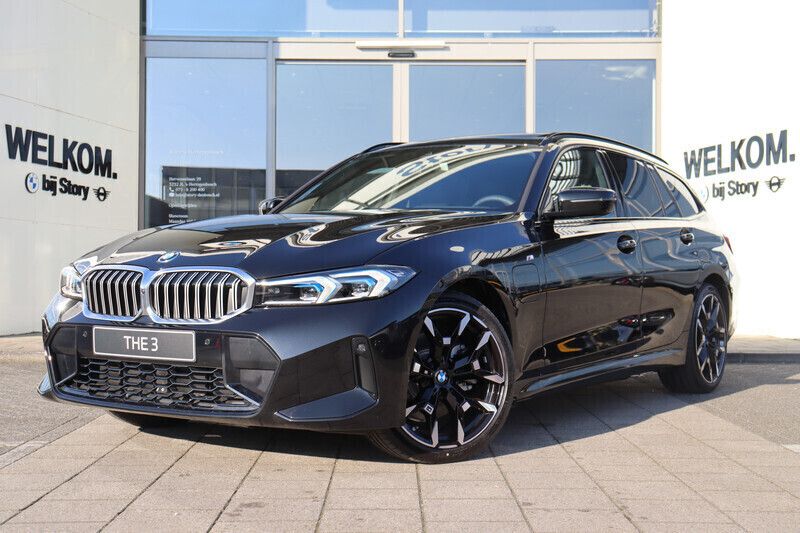 Zwart Nieuw 2025 BMW 330e Executive Stationwagen | € 74.995 (Goede deal) - Afbeelding 1/4