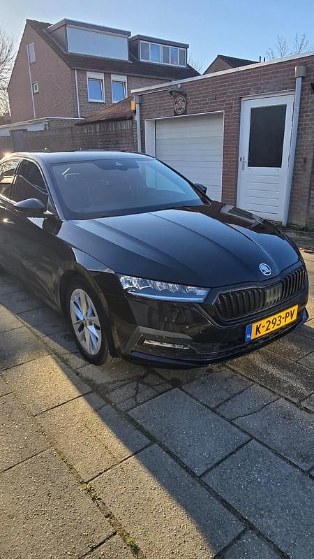 Zwart (metallic) Gebruikt 2021 Skoda Octavia Business Line Hatchback | € 19.500 (Goede deal) - Afbeelding 1/4