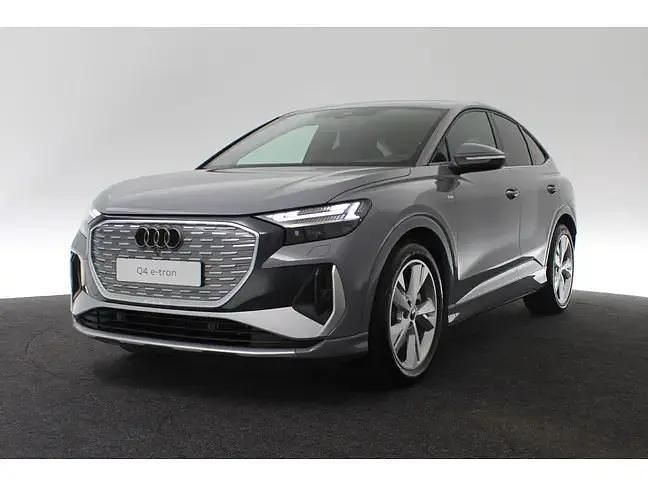 Grijs Nieuw 2025 Audi Q4 Sportback e-tron Competition SUV | € 59.010 (Iets duurder) - Afbeelding 1/4