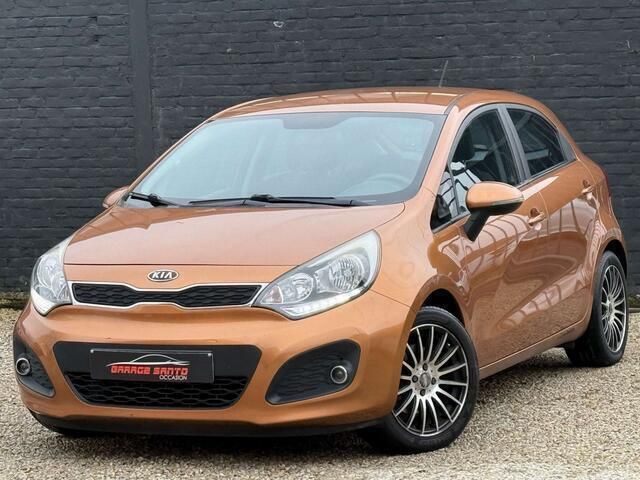 Oranje Gebruikt 2013 Kia Rio Sedan | € 4.490 - Afbeelding 1/4