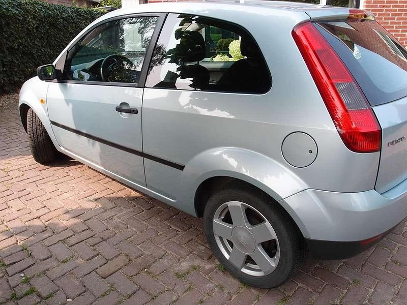 Occasion Ford Fiesta 69 PK (50 kW) 2004 Zilver Hatchback