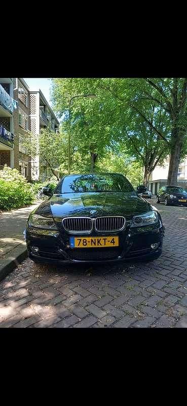 Zwart Gebruikt 2010 BMW 318 Sedan | € 7.000 (Eerlijke prijs) - Afbeelding 1/4