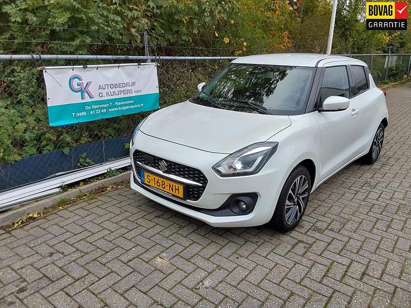 Wit Gebruikt 2023 Suzuki Swift Style Hatchback | € 17.950 (Eerlijke prijs) - Afbeelding 1/4