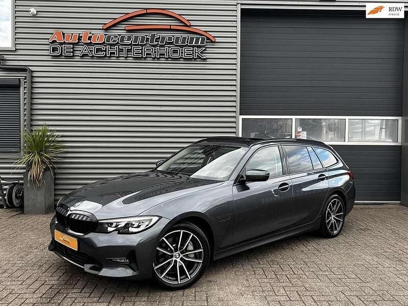 Grijs Gebruikt 2020 BMW 330e Shadowline Stationwagen | € 30.999 (Eerlijke prijs) - Afbeelding 1/4