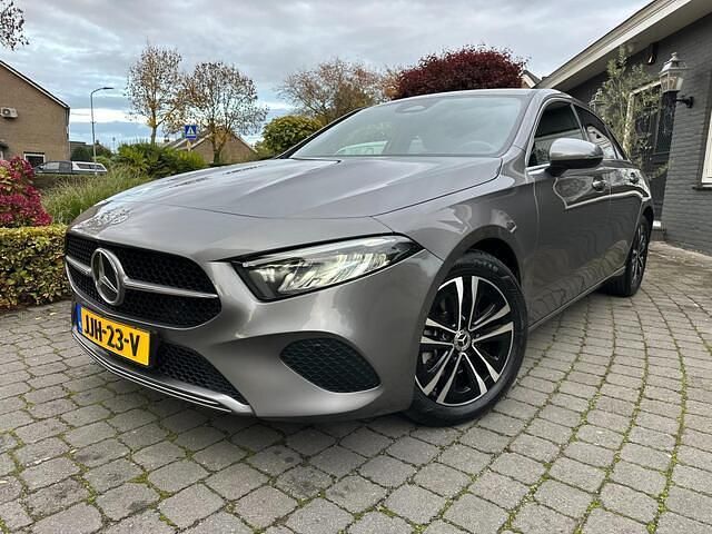 Grijs Gebruikt 2024 Mercedes A200 Sedan | € 31.900 (Eerlijke prijs) - Afbeelding 1/4