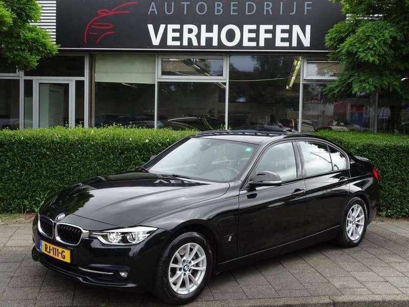Zwart, metallic lak Gebruikt 2017 BMW 330e Luxury Line Sedan | € 22.950 (Goede deal) - Afbeelding 1/4